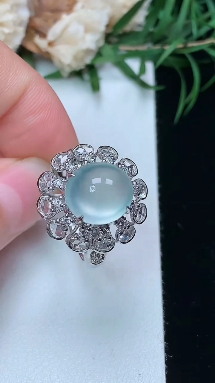 天然A货翡翠白冰蛋面戒指，尺寸17.2-10.4-9.3，重量:5.20g
3月22日