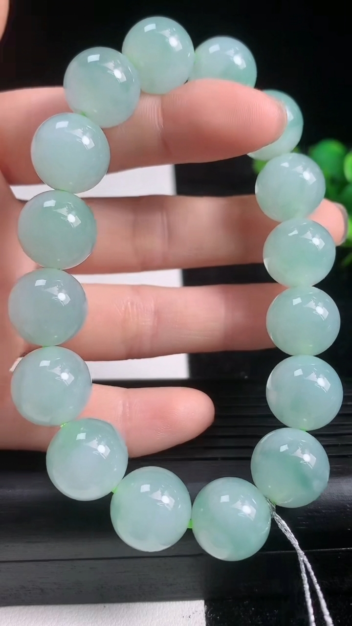 天然A货翡翠圆珠手串尺寸13-16颗重量:60.44g3月22日
工厂直销收藏佳品,种好水足，色泽均匀，有种有色，上手高大气！
