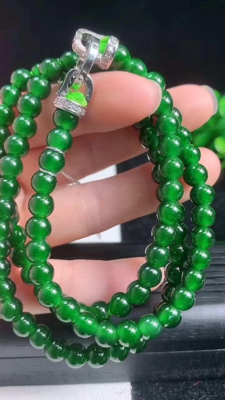 天然A货翡翠圆珠项链尺寸6.2-98颗重量:34.06g
3月22日