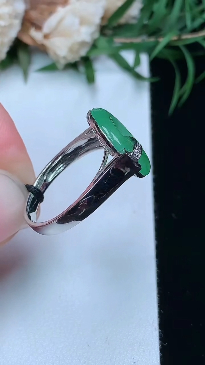 天然A货翡翠平安环戒指，尺寸17-13.7-3.4，重量:3.90g
3月22日