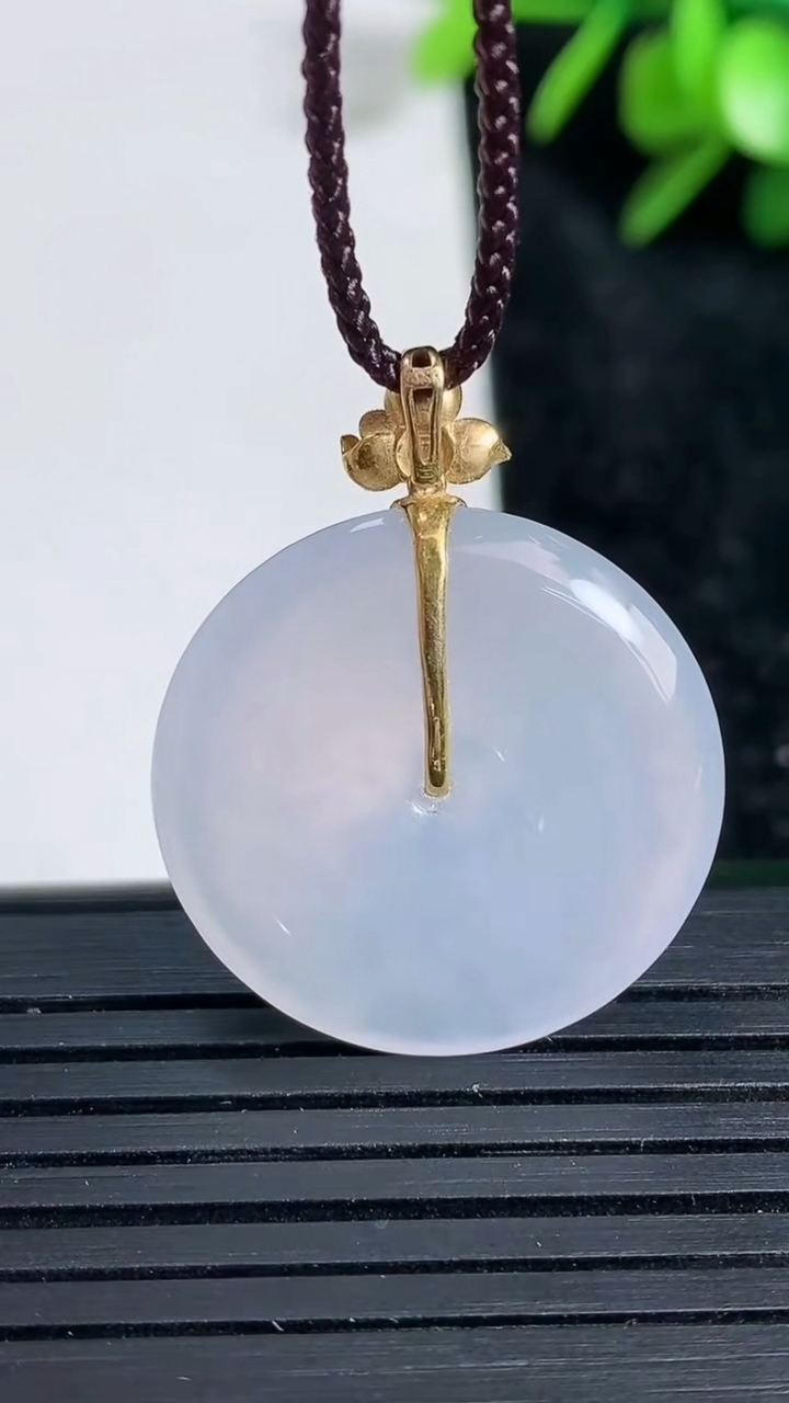 天然A货翡翠18K金紫罗兰平安扣吊坠尺寸24-4.7重量:6.31g
3月22日