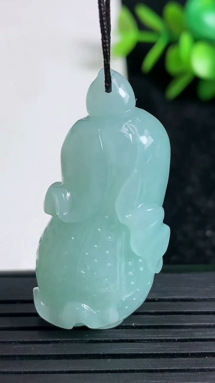 天然A货翡翠白菜吊坠尺寸41.6-18-11.7重量:17.49g
3月22日
