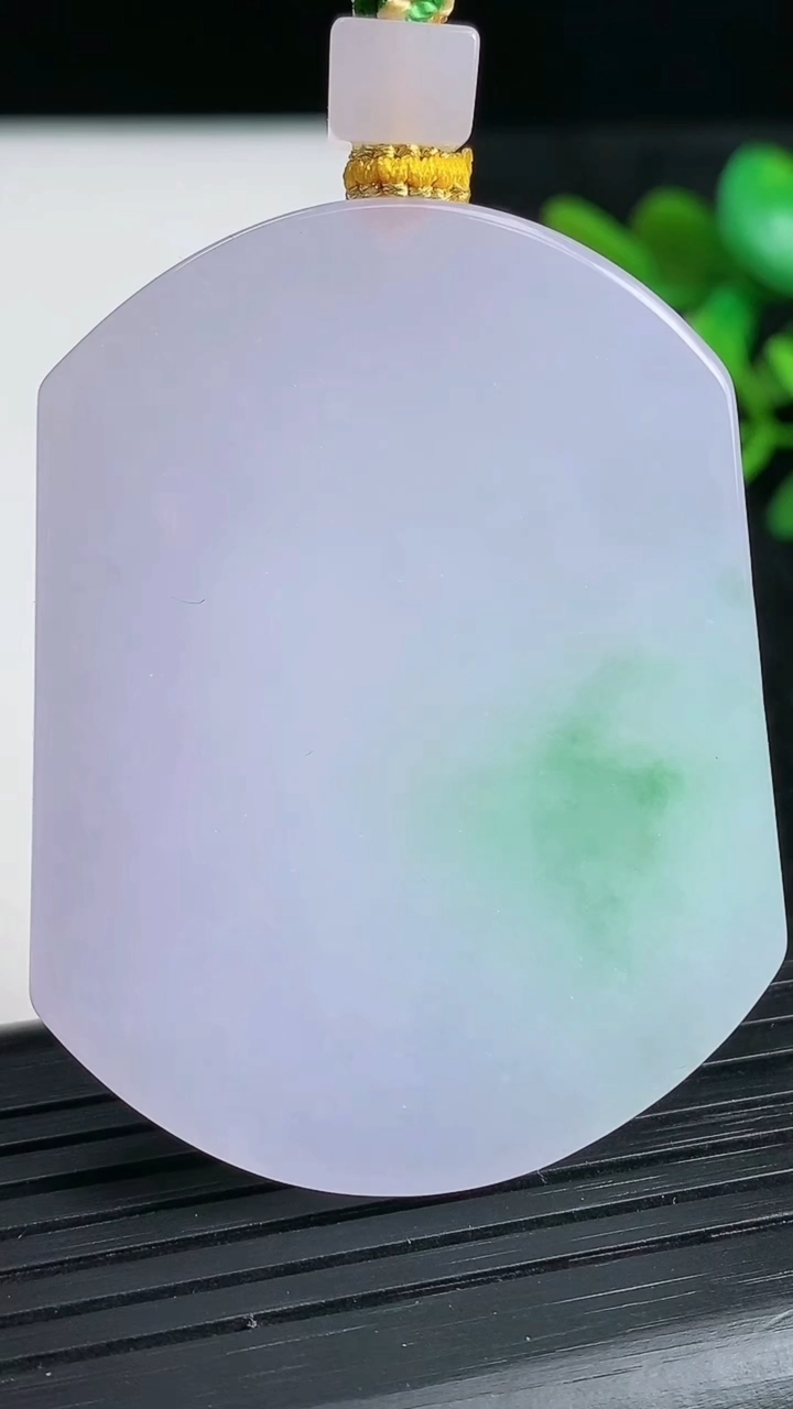 天然A货翡翠春带彩紫罗兰无事牌吊坠尺寸49.7-38.4-5重量:34.77g
3月22日