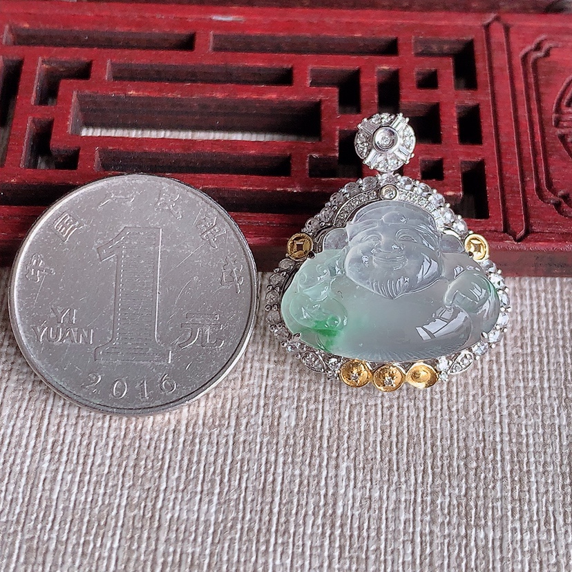 天然A货翡翠18K金伴钻镶嵌飘绿财神爷吊坠 
尺寸28.2-24.5-10.8裸石16-21mm 重量5.82g 0321