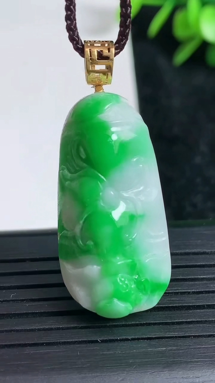 天然A货翡翠和和美美 荷花吊坠尺寸33.2-16.3-8.3重量:8.57g
3月22日