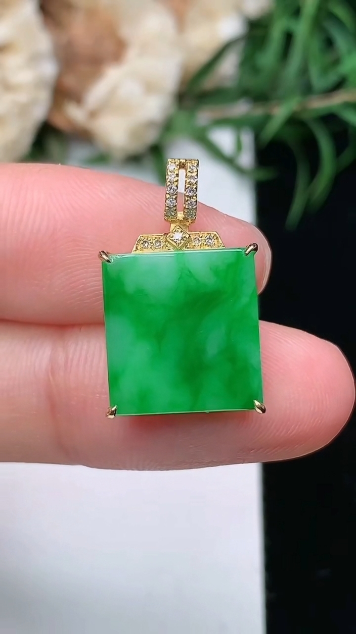 天然A货翡翠无事牌吊坠，尺寸12.4-11.8-5，重量:1.91g
3月22日