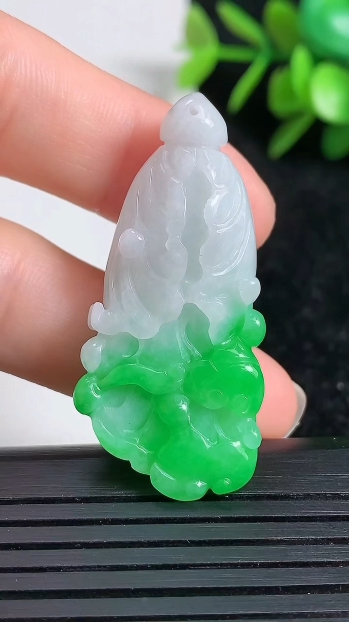 天然A货翡翠白菜吊坠尺寸40.8-19-9.9重量:11.93g
3月22日