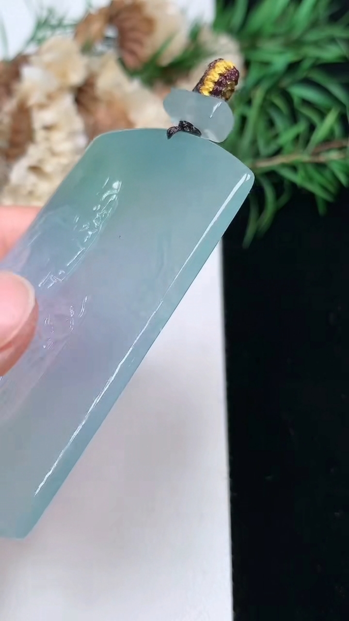 天然A货翡翠观音头吊坠，尺寸54.5-35.4-4.9，重量:23.69g
3月22日