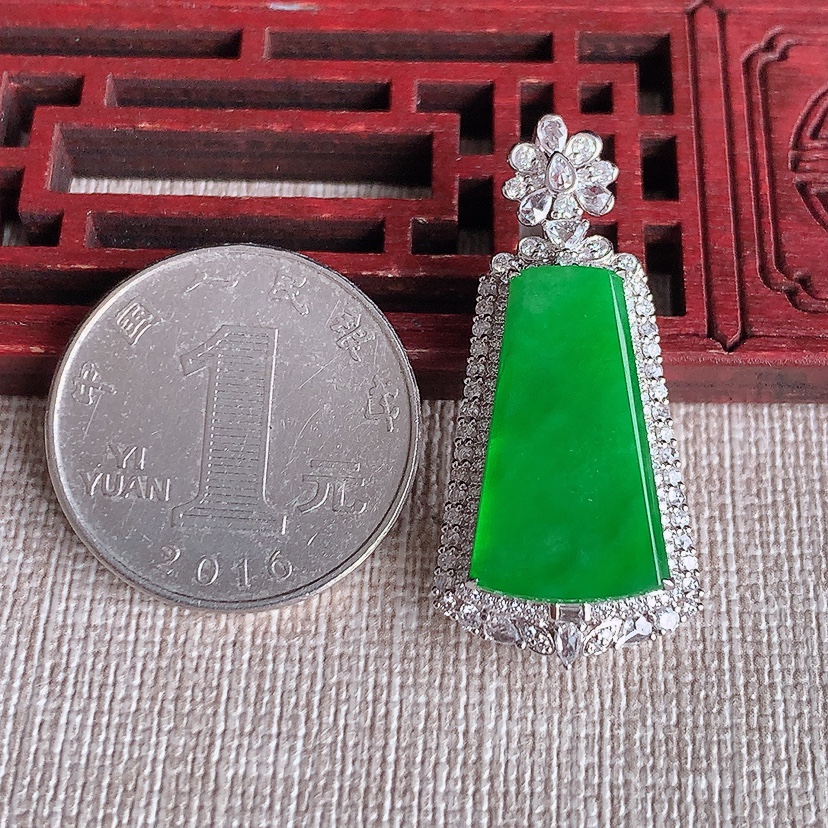 天然A货翡翠18K金伴钻镶嵌阳绿无事牌吊坠  
尺寸36.3-17-9.8裸石21.2-11.8mm 重量5.22g 0321