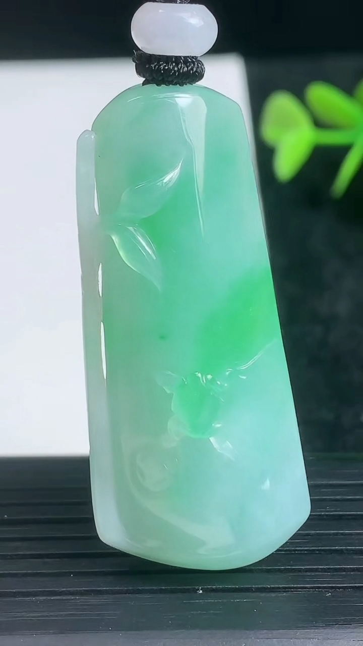 天然A货翡翠节节高升 竹节吊坠尺寸76.2-19.8-7.6重量:19.48g
3月22日