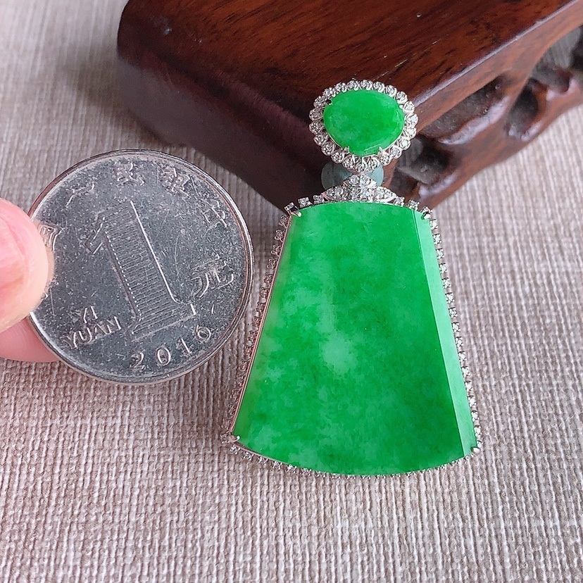 天然A货翡翠18K金伴钻镶嵌满绿无事牌吊坠 
尺寸42-27.3-8.2裸石27.7-24.3mm 重量7.96g 0320