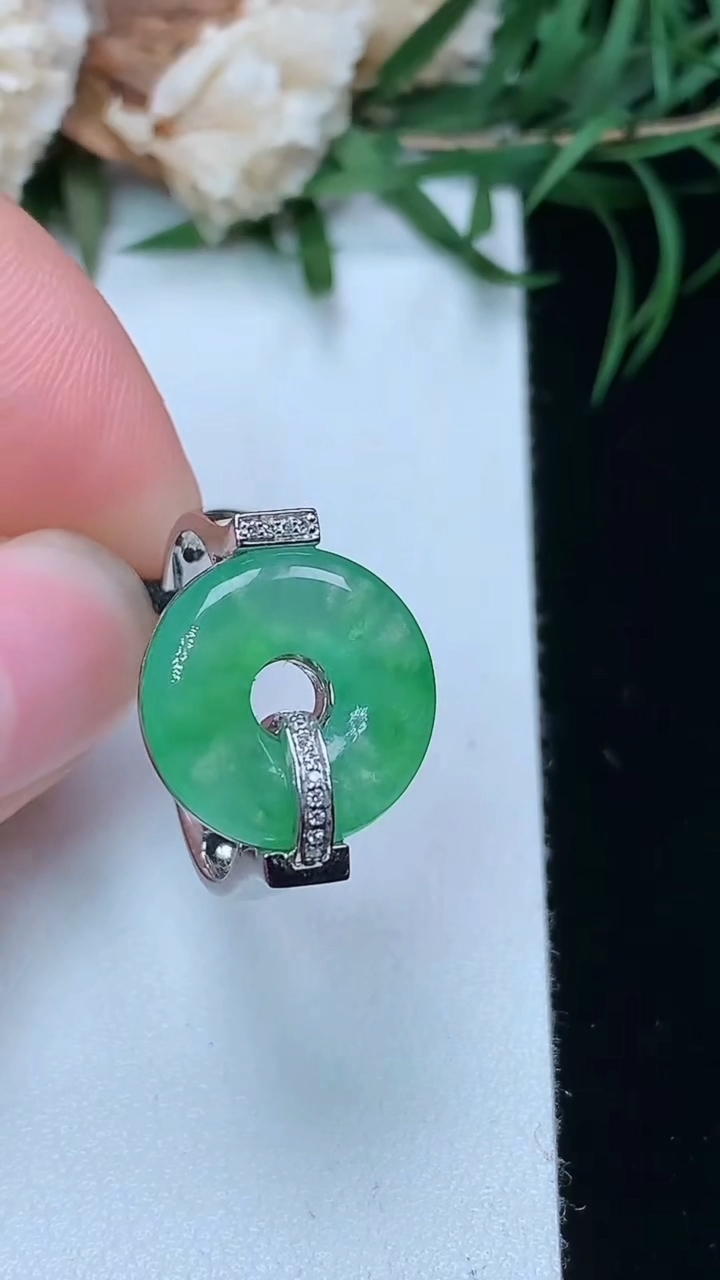 天然A货翡翠平安环戒指，尺寸17-13.7-3.4，重量:3.90g
3月22日