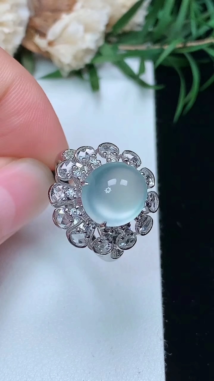 天然A货翡翠白冰蛋面戒指，尺寸17.2-10.4-9.3，重量:5.20g
3月22日