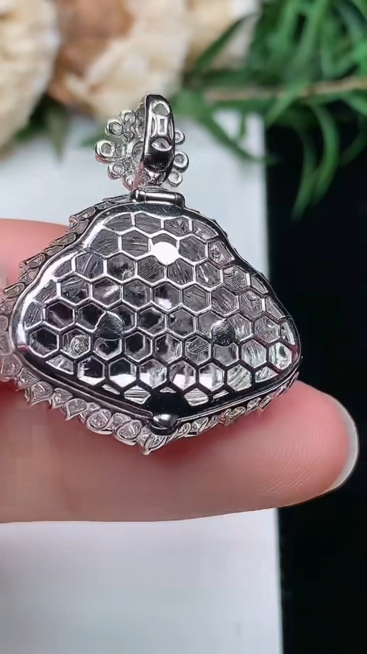 天然A货翡翠佛公吊坠，尺寸29.5-26.9-10.9，裸石14.3-21.9，重量:7.06g
3月22日