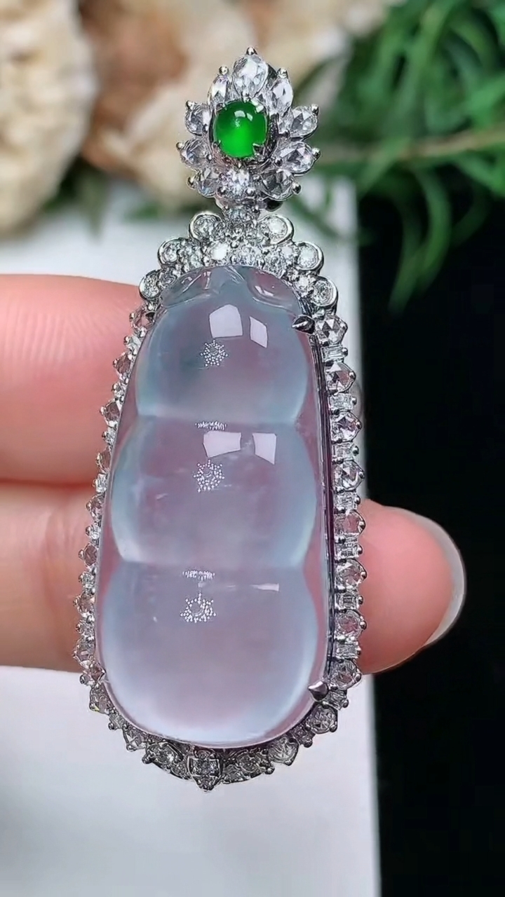 天然A货翡翠飘花福豆吊坠，尺寸43.8-17.6-12，裸石27.5-13.5
3月22日