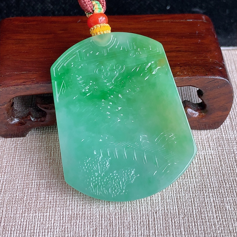 天然A货翡翠黄加绿双彩意境山水牌吊坠  
尺寸54.3-42.4-4.4mm 重量32.46g 0321