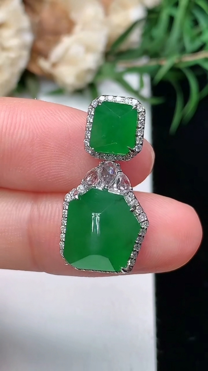 天然A货翡翠随形吊坠，尺寸24.6-12-10.5
3月22日