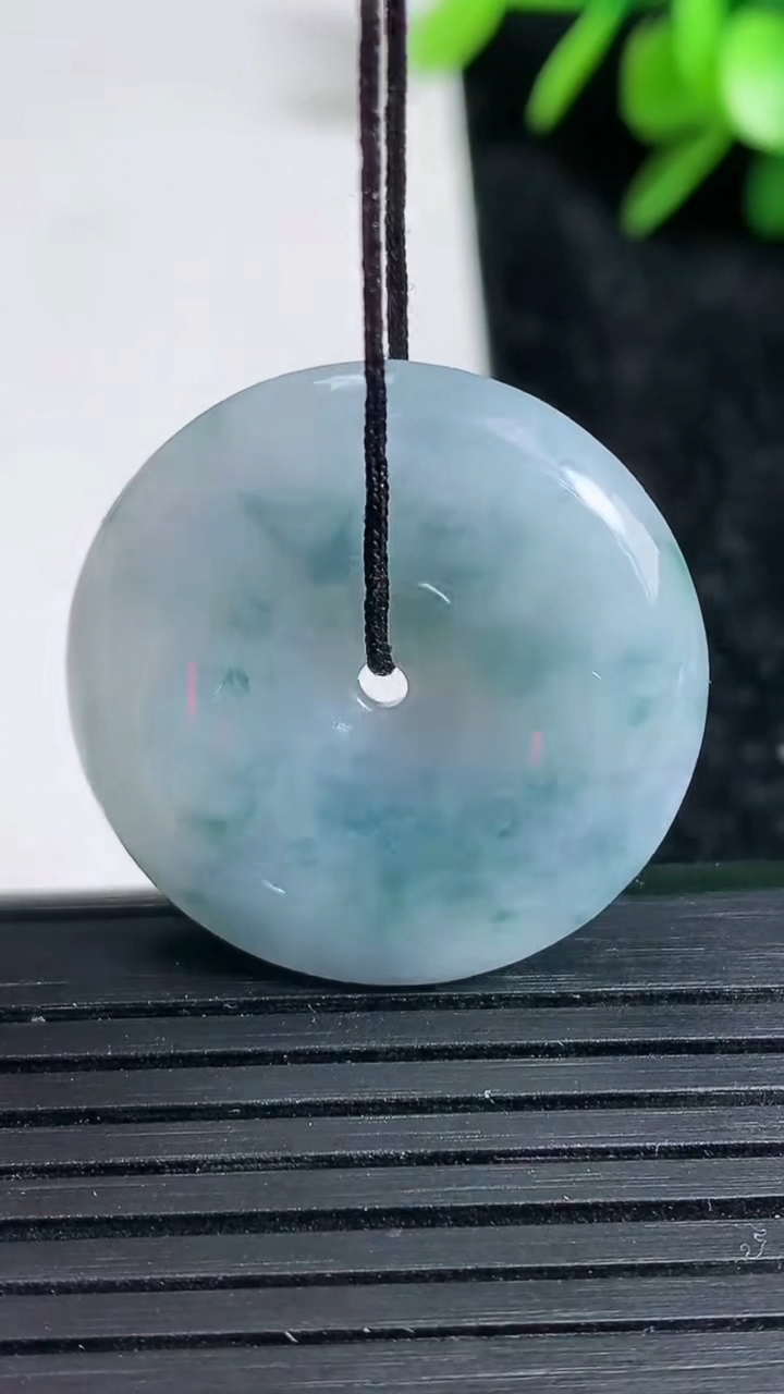 天然A货翡翠紫罗兰飘花平安扣吊坠尺寸27.1-6重量:9.72g
3月22日