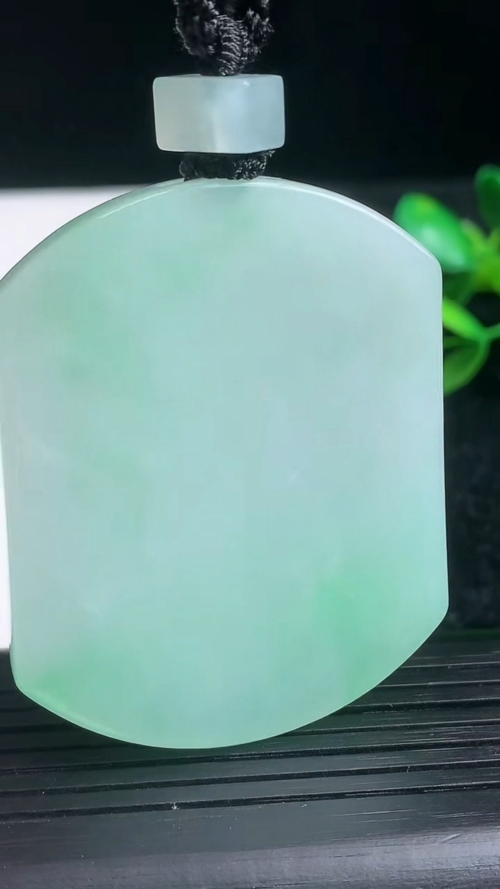 天然A货翡翠无事牌吊坠尺寸54.4-43-5.6重量:45.37g
3月22日