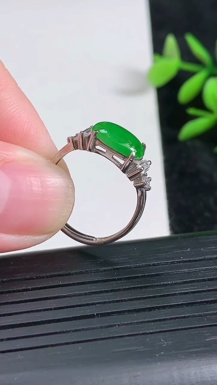 天然A货翡翠蛋面戒指，尺寸9.8-6.8，重:1.98g2026年3月22日
工厂直销收藏佳品,种好水足，色泽均匀，有种有色，上手高大气！