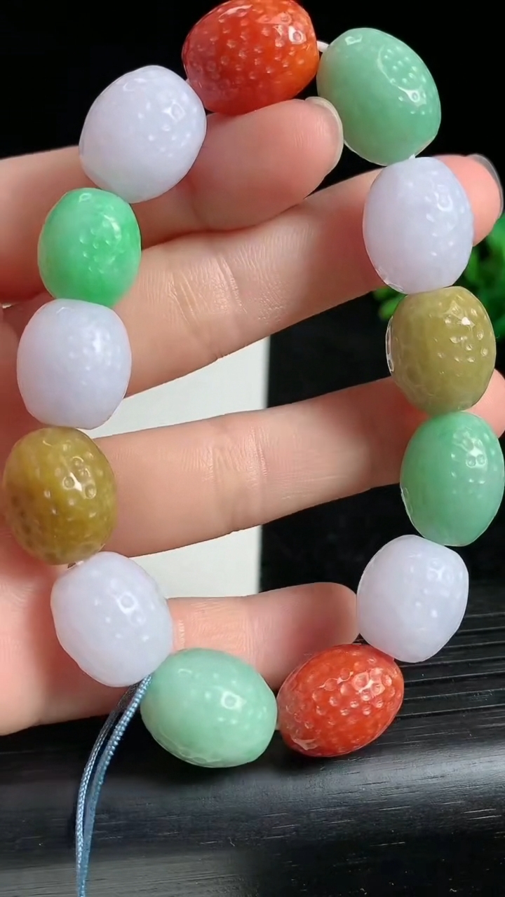 天然A货翡翠三彩路路通手串尺寸12.5-14.2重量:52.44g3月22日
工厂直销收藏佳品,种好水足，色泽均匀，有种有色，上手高大气！