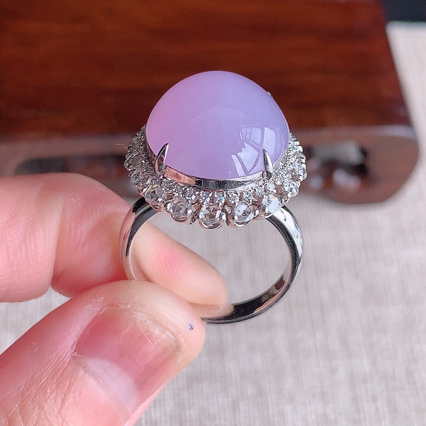 天然A货翡翠18K金伴钻镶嵌紫罗兰蛋面戒指 圈口17.8裸石
尺寸16.6-14.5mm 重量7.8