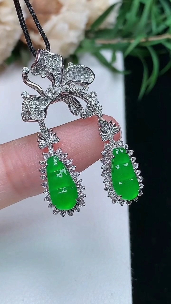 天然A货翡翠福豆吊坠，尺寸32.8-7.9-6.2，裸石10-4.9
3月22日