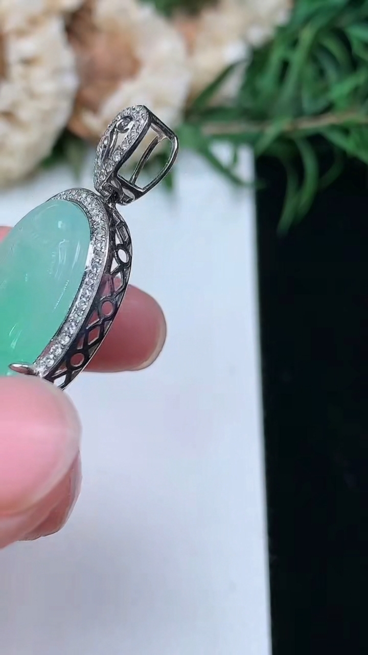 天然A货翡翠观音菩萨吊坠，尺寸35-24-6.2，重量:8.45g
3月22日