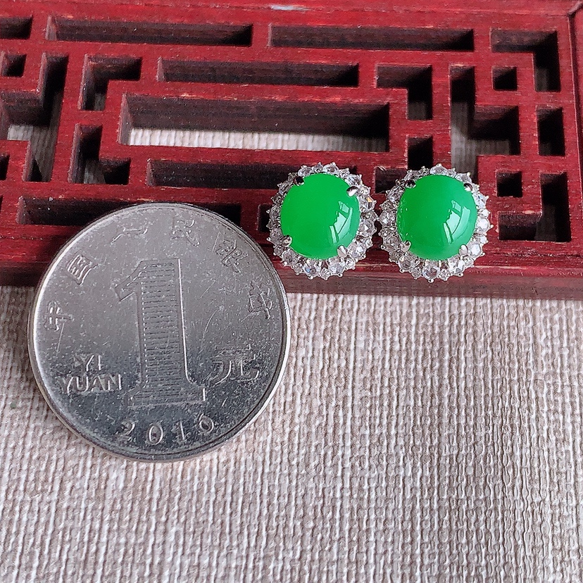 天然A货翡翠18K金伴钻镶嵌阳绿蛋面耳钉 
尺寸7.6-7mm 重量2.75g 0320