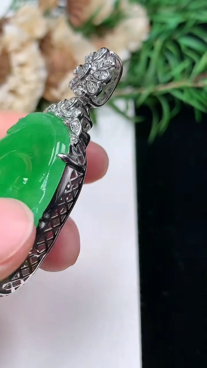 天然A货翡翠如意吊坠，尺寸33.5-27.6-9.3，重量:15.28g
3月22日