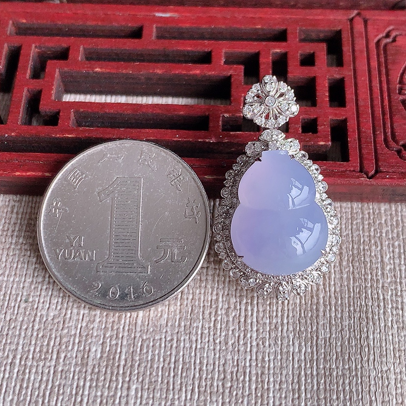 天然A货翡翠18K金伴钻镶嵌紫罗兰葫芦吊坠 
尺寸31.2-17.6-12.6裸石16.8-12.8mm 重量6.18g 0320