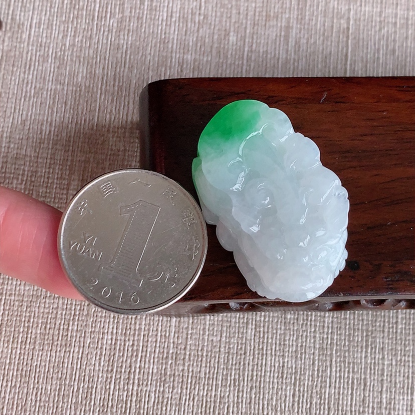 天然A货翡翠飘绿招财貔貅吊坠 
尺寸33.4-19.8-11.7mm 重量17.03g 0322