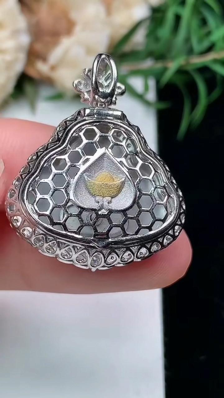 天然A货翡翠佛公吊坠，尺寸30.4-24.6-11.4，裸石16.5-21.3，重量:8.12g
3月22日