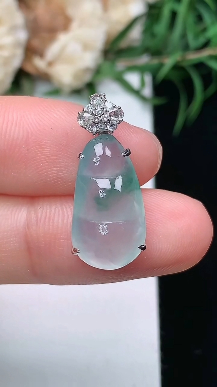 天然A货翡翠飘花福豆吊坠，尺寸16.6-9.8-6，重量:2.24g
3月22日