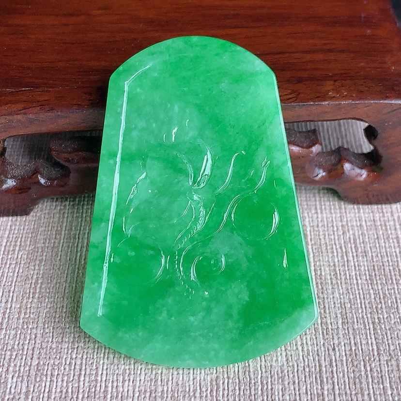 天然A货翡翠满绿英明神武吊坠 
尺寸52.6-36.8-4.8mm 重量18.63g 0321