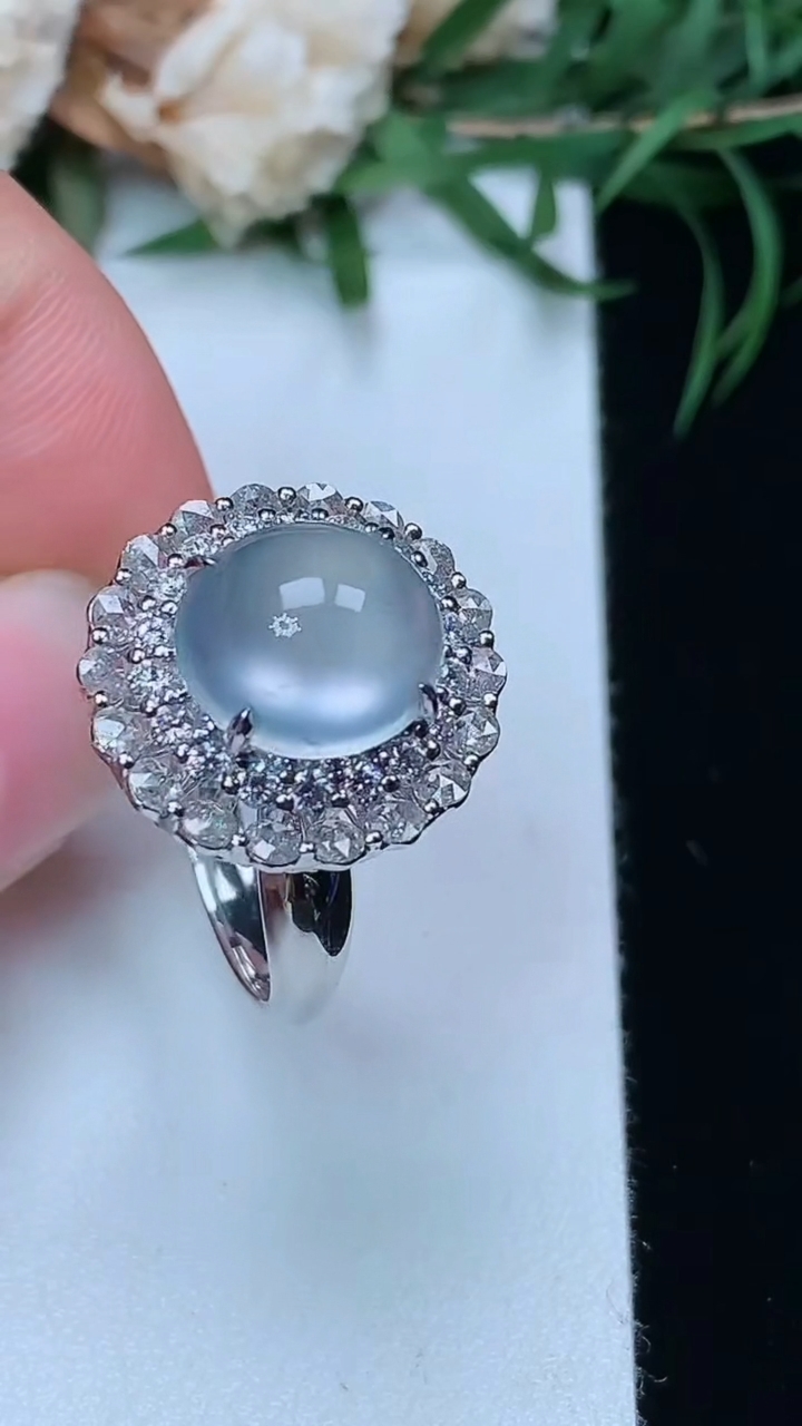 天然A货翡翠白冰蛋面戒指，尺寸17.5-10-9.2，重量:5.79g
3月22日