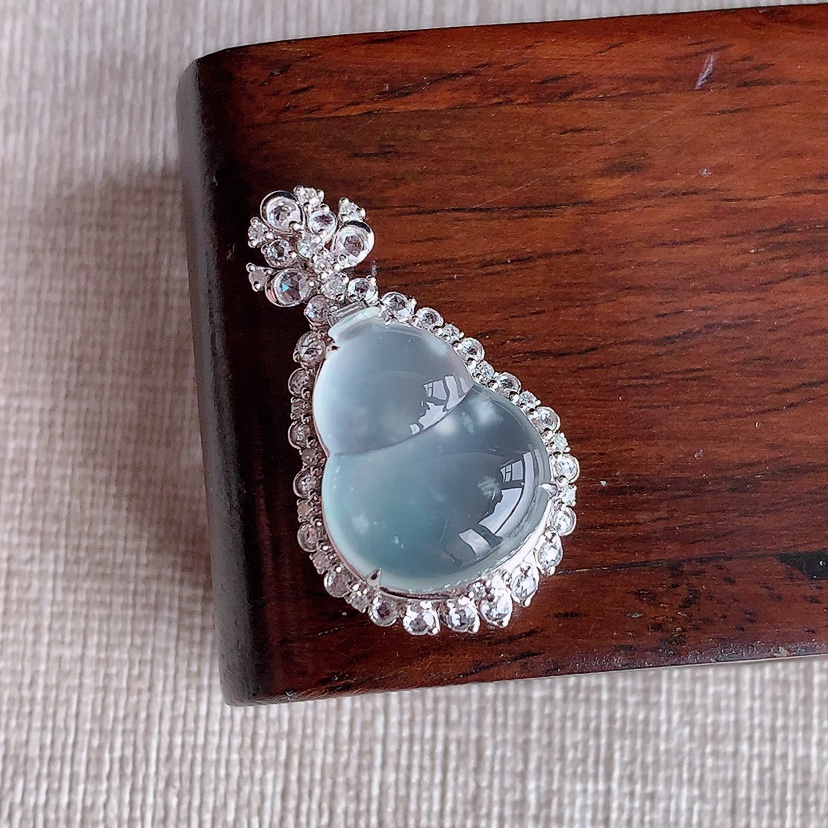 天然A货翡翠18K金伴钻镶嵌白月光葫芦吊坠 
尺寸28-16-10裸石15.8-12.5mm 重量3