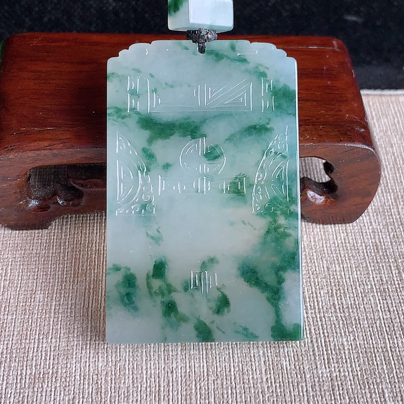 天然A货翡翠飘花仿古无事牌吊坠 
尺寸60.7-38.4-6.3mm 重量51.32g 0320