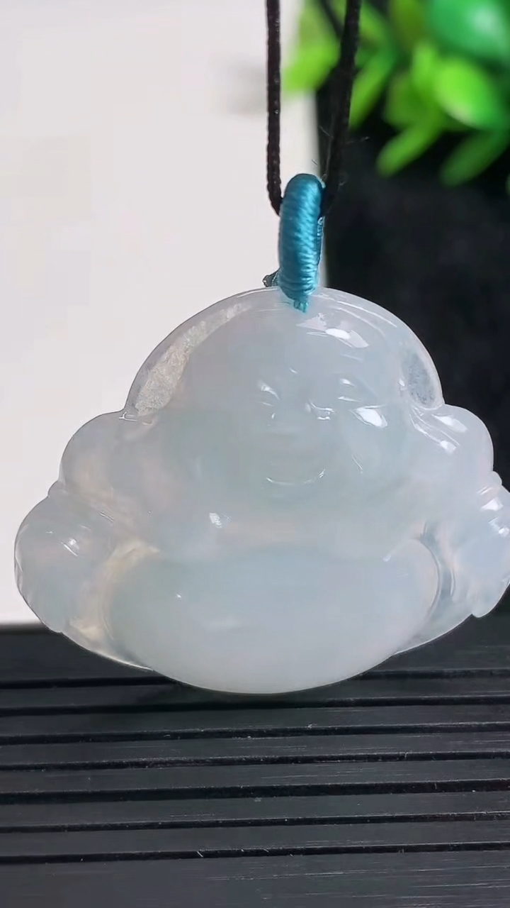 天然A货翡翠佛公吊坠尺寸34.3-36.9-5.9重量:10.80g
3月22日