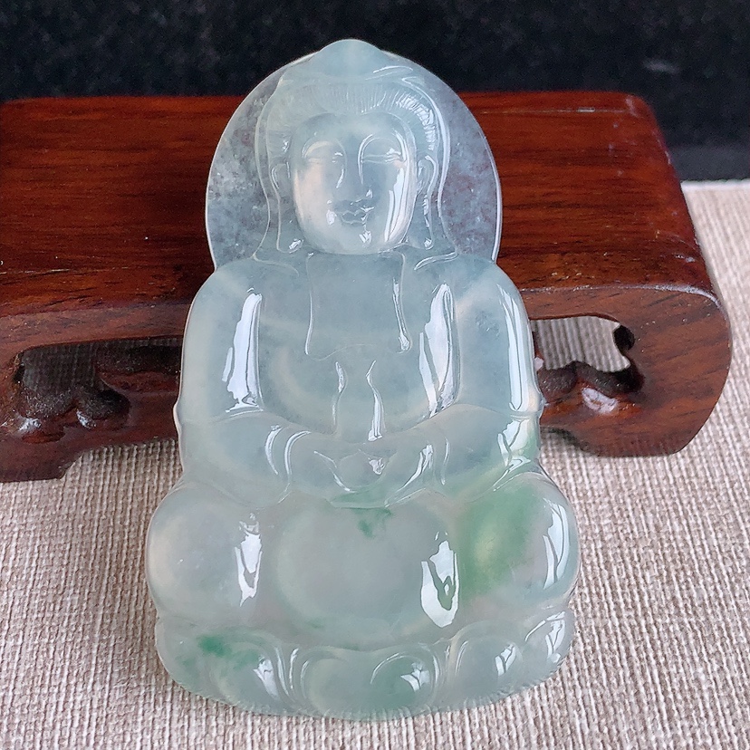 天然A货翡翠飘花大件正装观音吊坠 
尺寸67.6-41.7-5.7mm 重量31.15g 0320