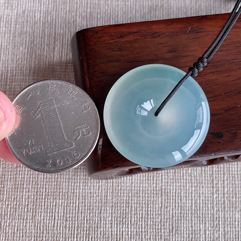 天然A货翡翠晴水平安扣吊坠 
尺寸27.3-5.8mm 重量8.78g 0321