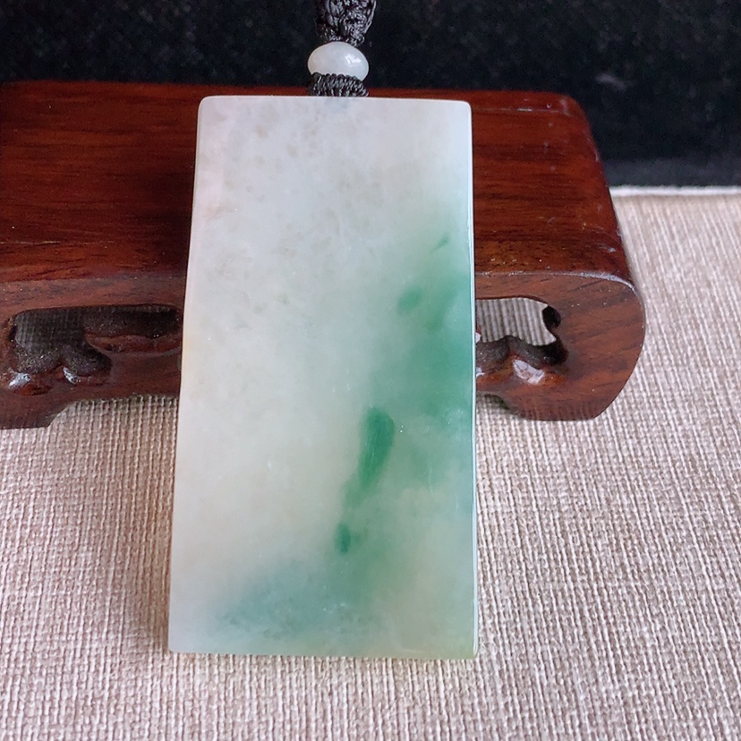 天然A货翡翠黄加绿双彩无事牌吊坠  
尺寸61.6-32.3-5.3mm 重量37.88g 0322