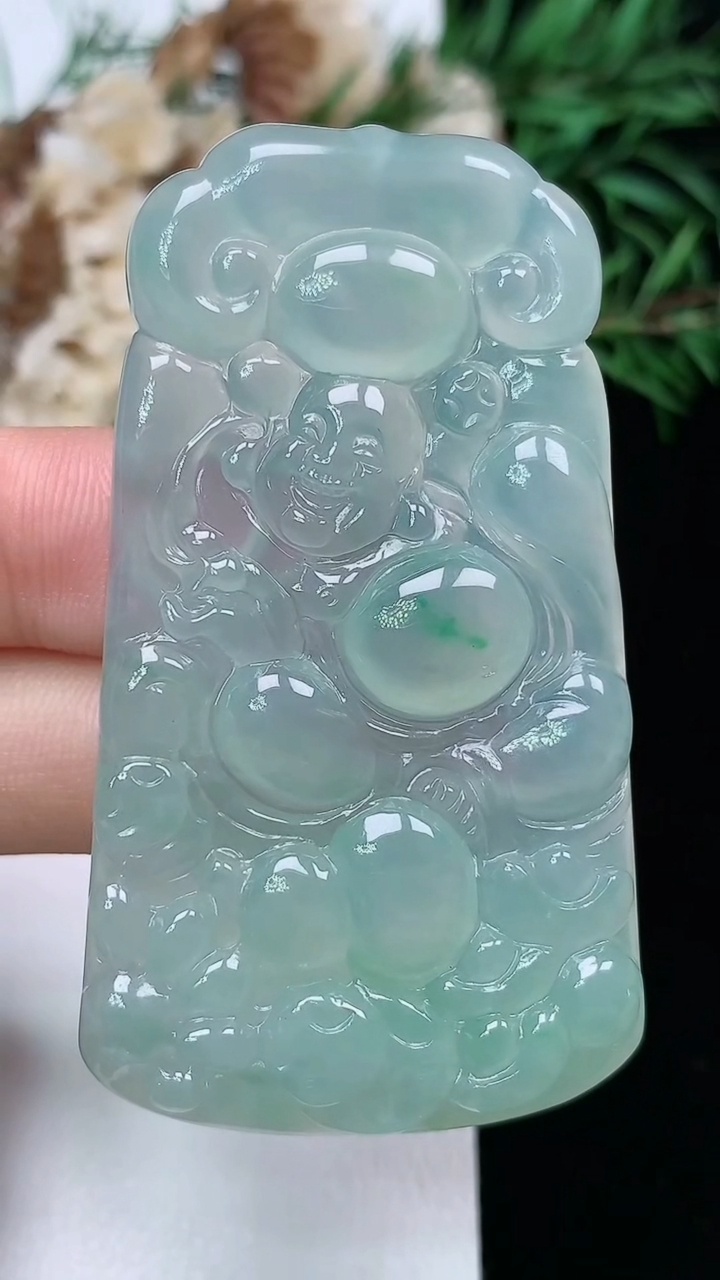 天然A货翡翠逍遥佛吊坠，尺寸56.2-31.7-4.8，重量:17.56g
3月22日