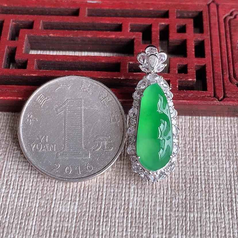 天然A货翡翠18K金伴钻镶嵌阳绿四季豆福豆平安豆吊坠 
尺寸31.3-12-10.2裸石19-8mm 重量3.96g 0321