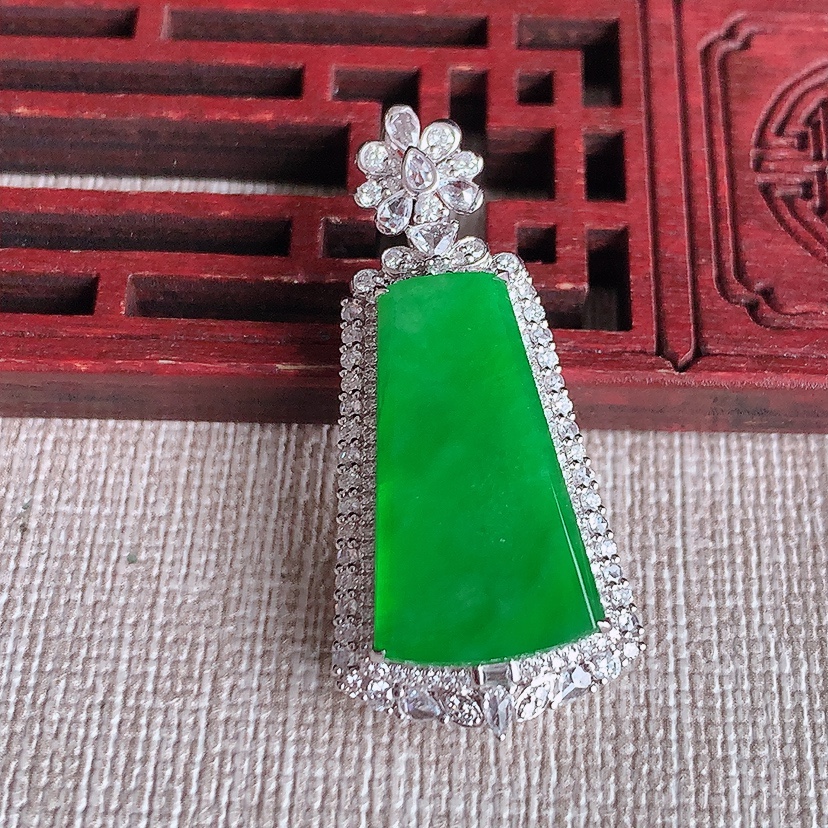 天然A货翡翠18K金伴钻镶嵌阳绿无事牌吊坠  
尺寸36.3-17-9.8裸石21.2-11.8mm 重量5.22g 0321