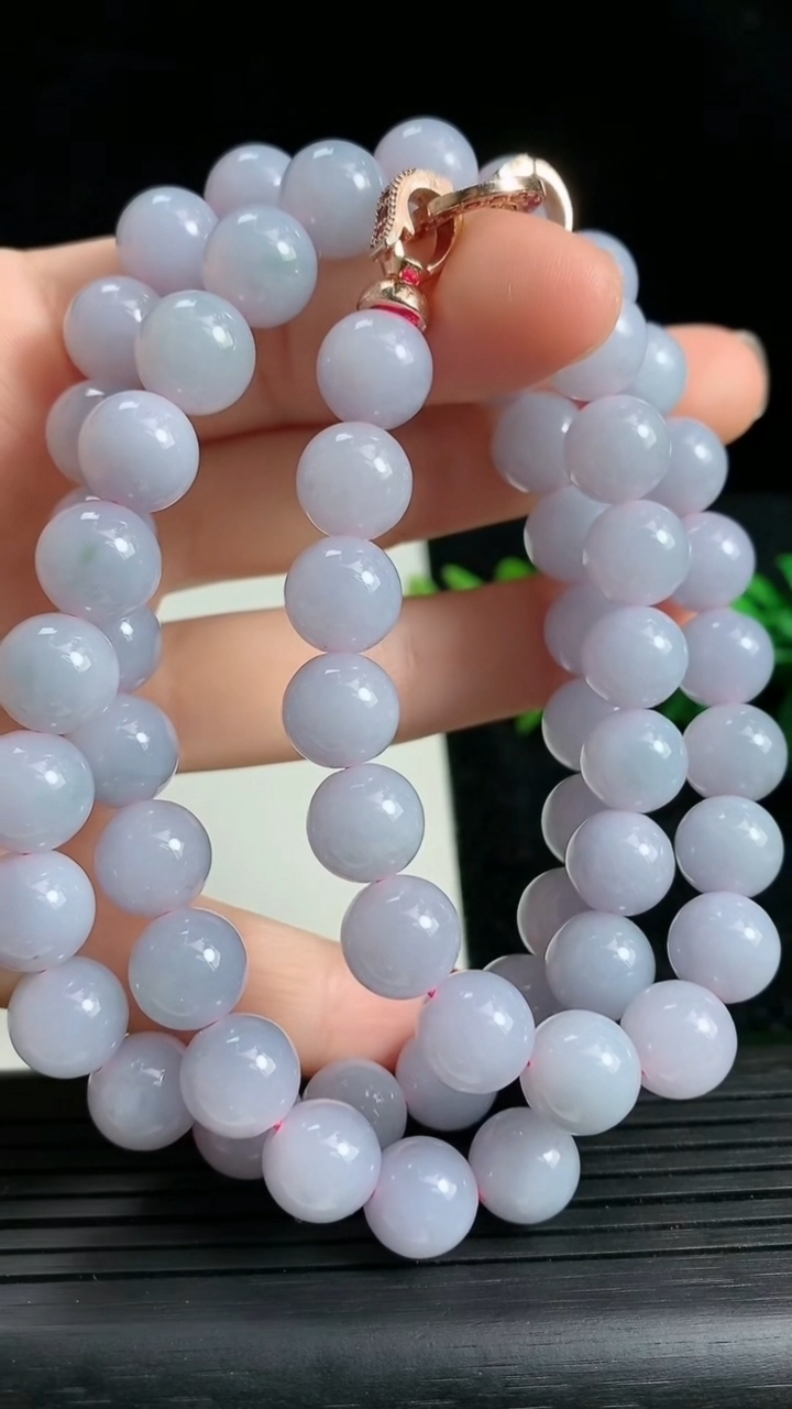 天然A货翡翠紫罗兰圆珠项链尺寸9.2-63颗重量:93.40g
3月23日