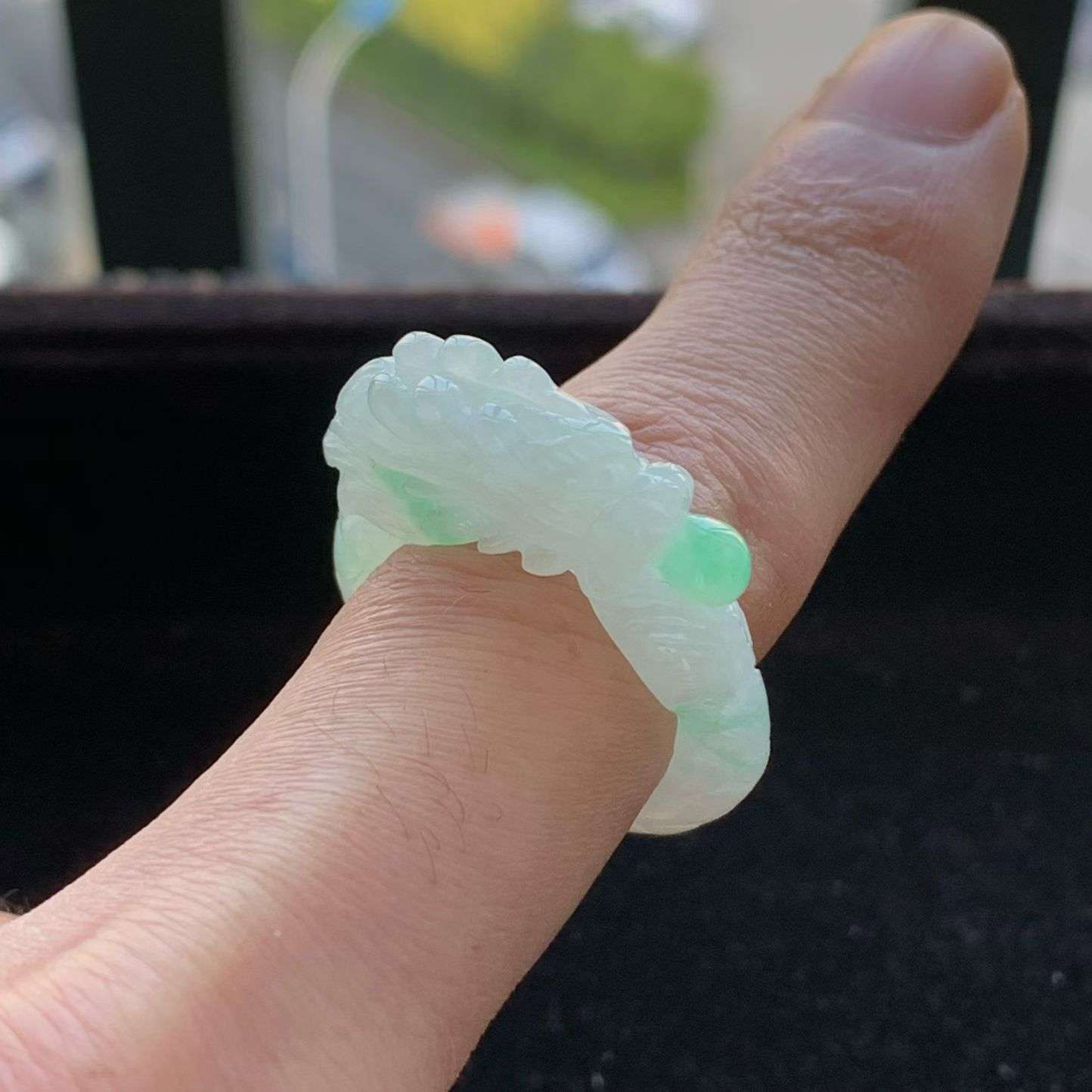 A货天然翡翠冰糯种飘绿龙头戒指17-18号重量6.00
3月22日