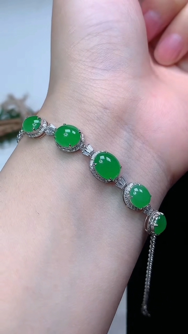 天然A货翡翠蛋面手链，尺寸8.6-7.2，重量:4.74g
3月22日