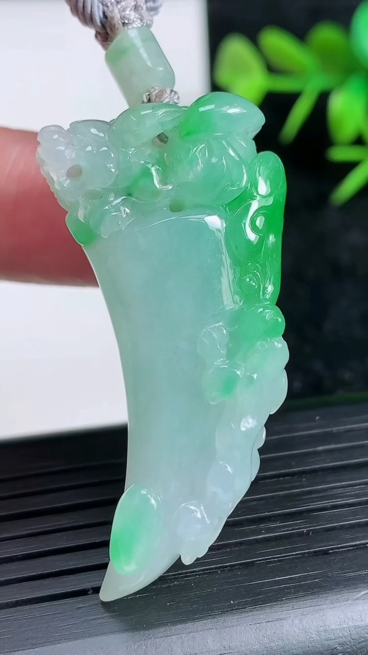 天然A货翡翠龙牙吊坠尺寸47.4-22.6-13.4重量:22.61g
3月22日