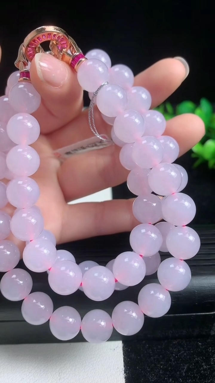 天然A货翡翠种紫罗兰圆珠项链尺寸9.5-61颗重量:105.20g3月22日
工厂直销收藏佳品,种好水足，色泽均匀，有种有色，上手高大气！